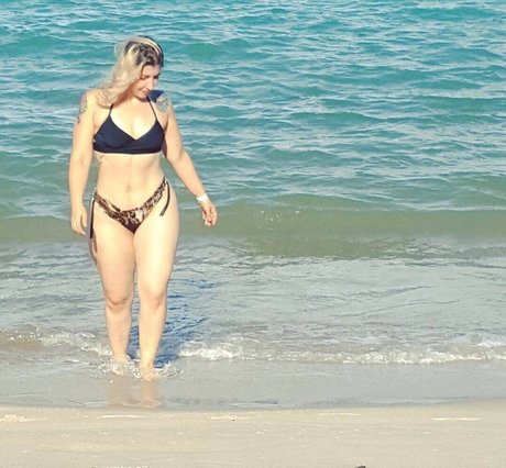 CriptoGirl model sexy img