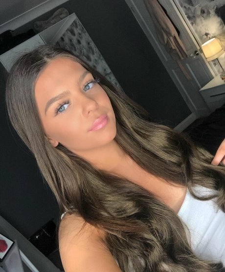 Connie Thompson pretty star image