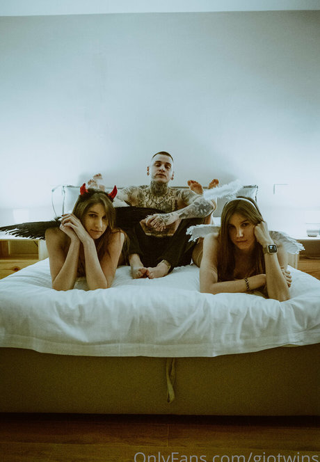 giotwins nude model images