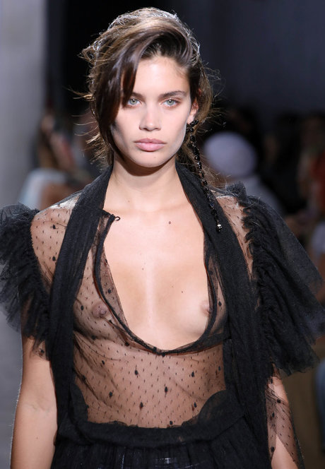 Sara Sampaio star exclusive img