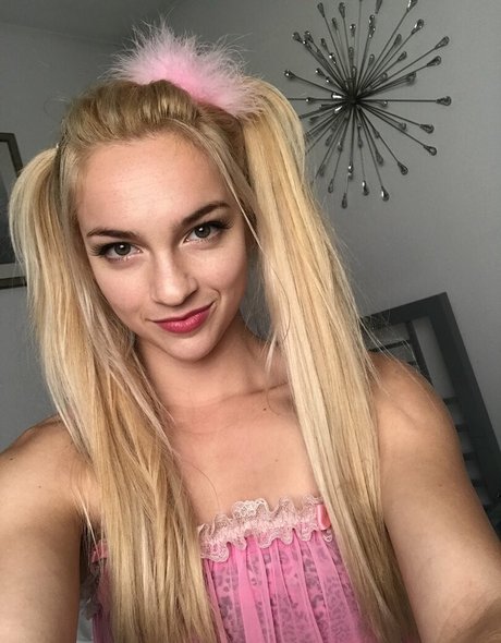 Mandy Marx art star pictures