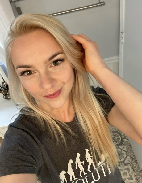 Mandy Marx porn model photos