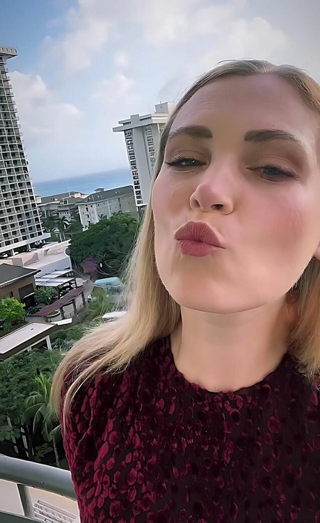 Eliza Taylor adult model pic