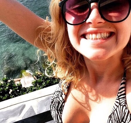 Eliza Taylor art model pic