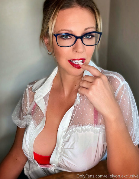 ellelyon exclusive naked star photo