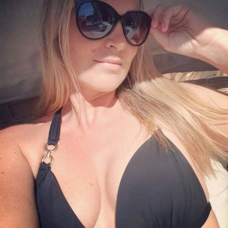 Ashley Campbell star top pic