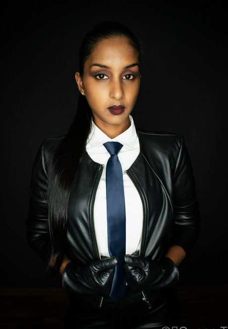 thequeentrish model exclusive images