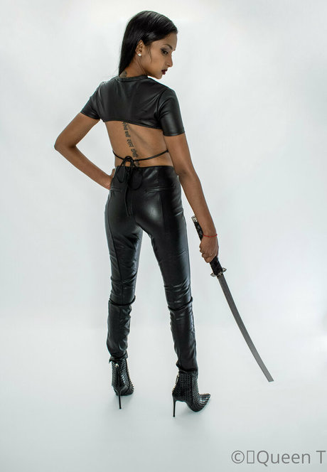 thequeentrish model free pictures