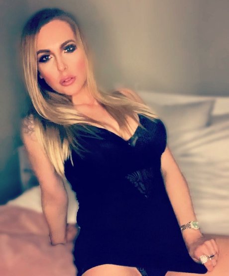 Lucy Tease sexy model pictures