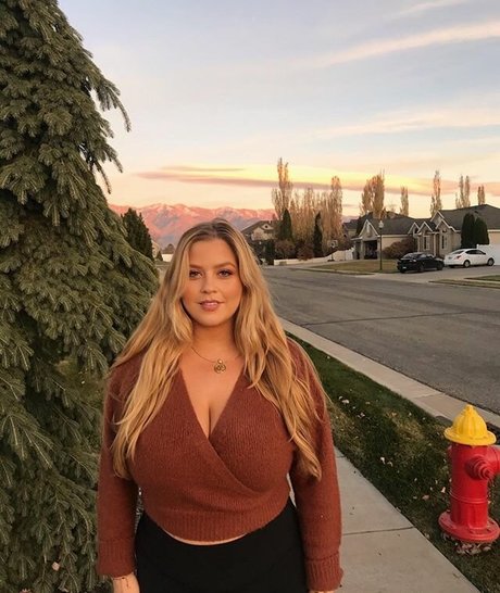 curvy blonde milf onlyfans adult gallery