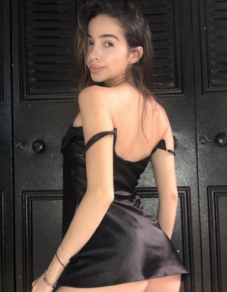 emmybeehz model art gallery