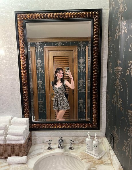 selflovemary pretty model pictures