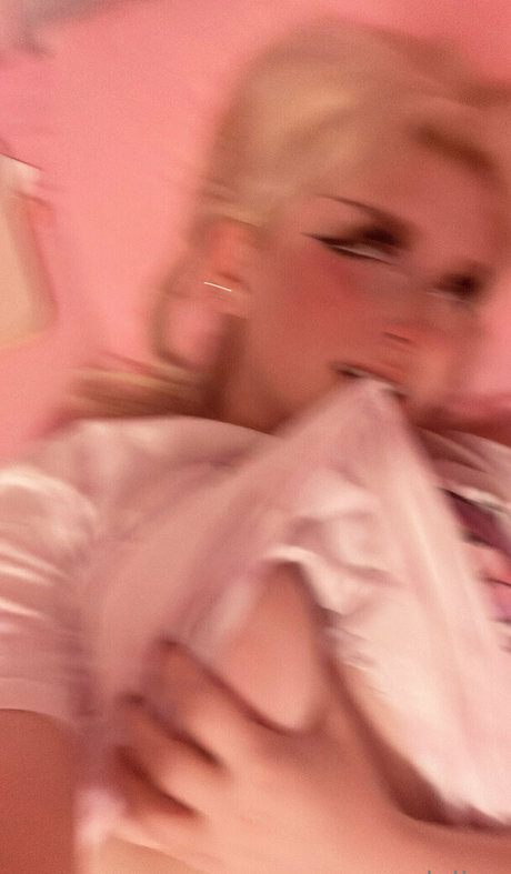 saradeline erotic model pics