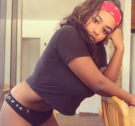 JustNati model top picture