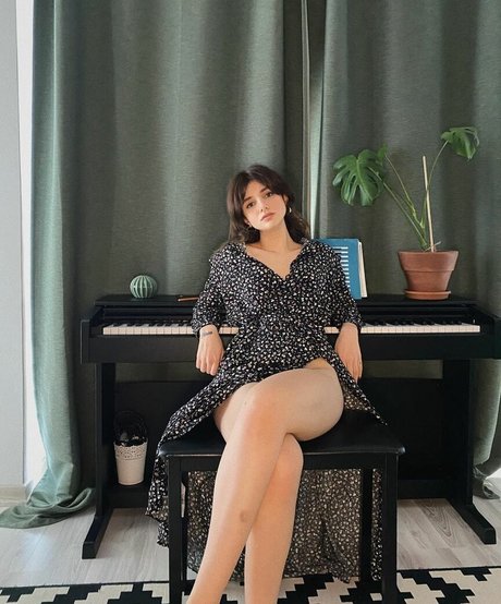 Turkish Beauty pornstar sexy img