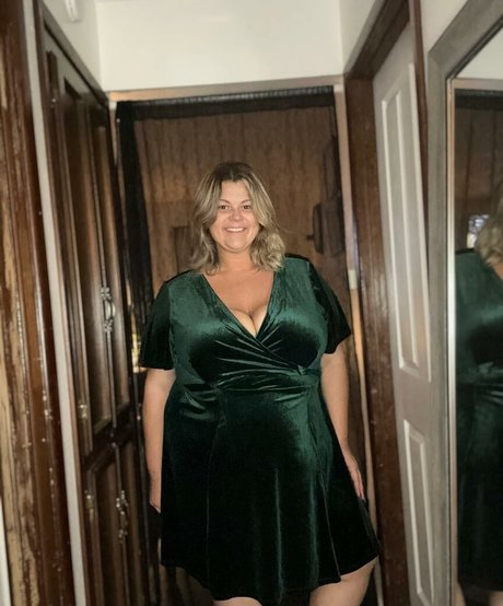 plussize andfine pornographic actress picture