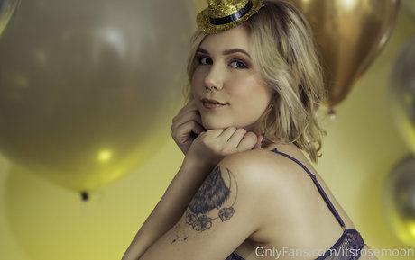 itsrosemoon pornographic model picture