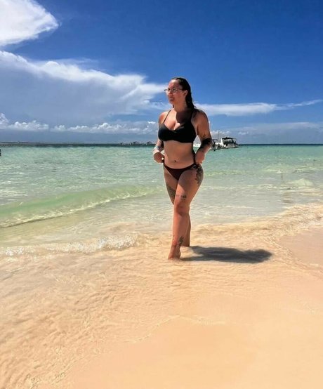 Melina Azzizi porn model pic