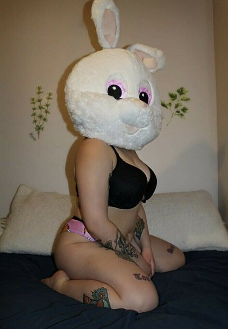 Melina Azzizi model pretty photos