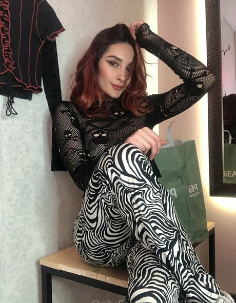 Riley Red model naked photo