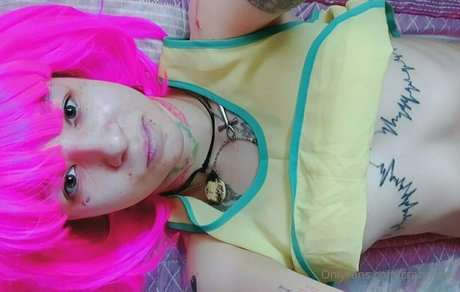 crazyylady art model pic