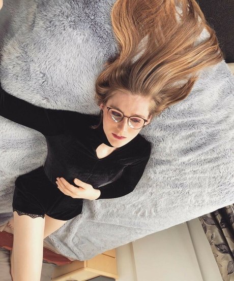 Alice In Wonder1and nude star picture