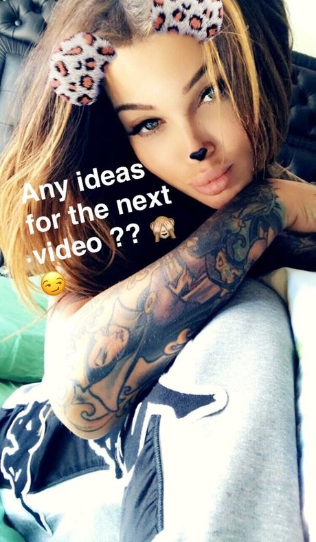 Emy Lee hot model pic