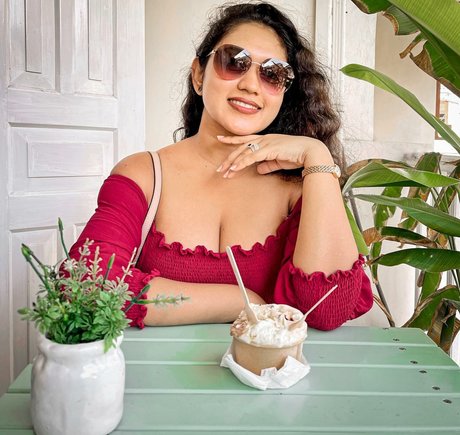 Nimesha Jayarathne model hot image