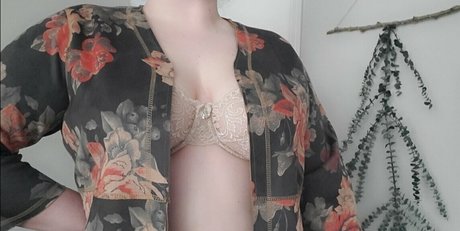 lilacandholly pretty model img