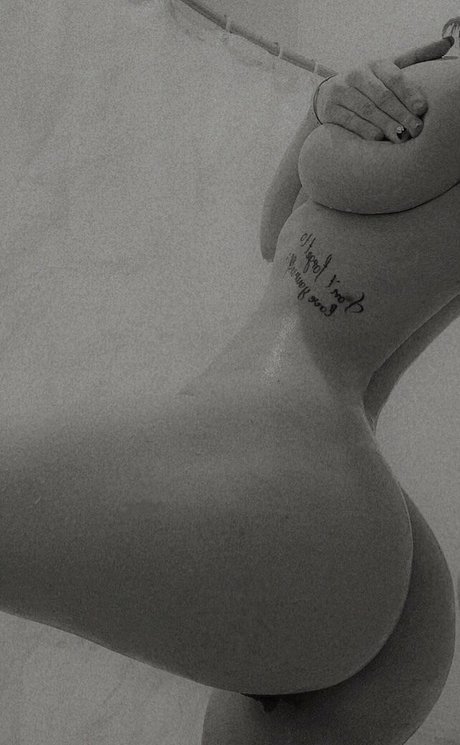 ItsRavenRoses sex model photo