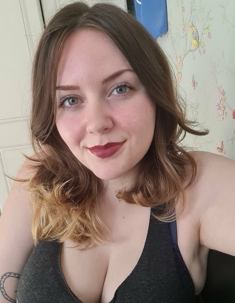 Chloe Holt naked actress photo