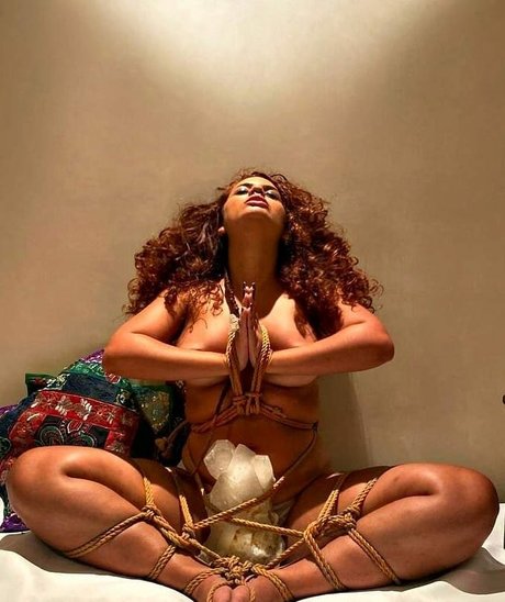 Erika Mahya model high quality img