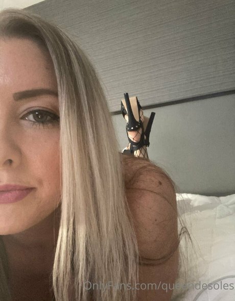 queendesoles model top image