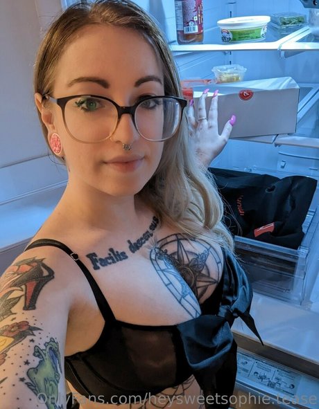 heysweetsophie tease model erotic photo