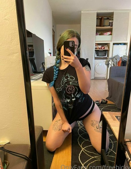 freebicky nudes model img