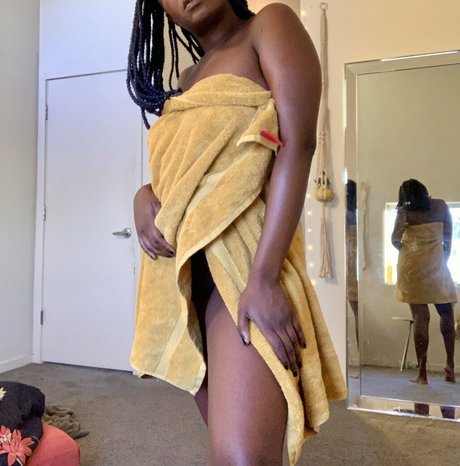 nillalena nice model image