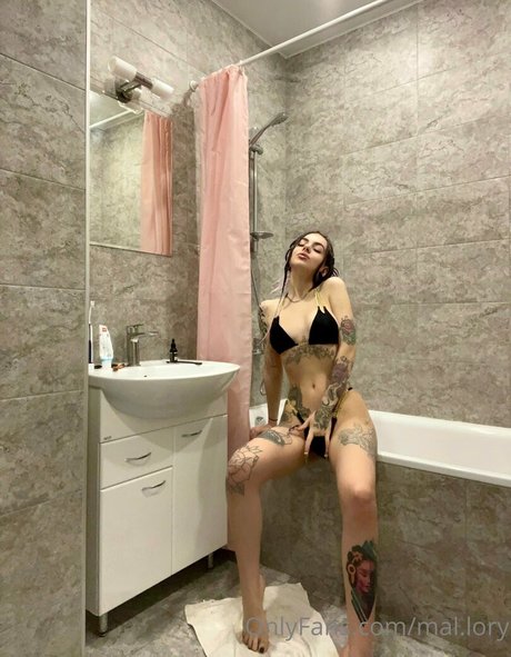 mal lory model exclusive photo