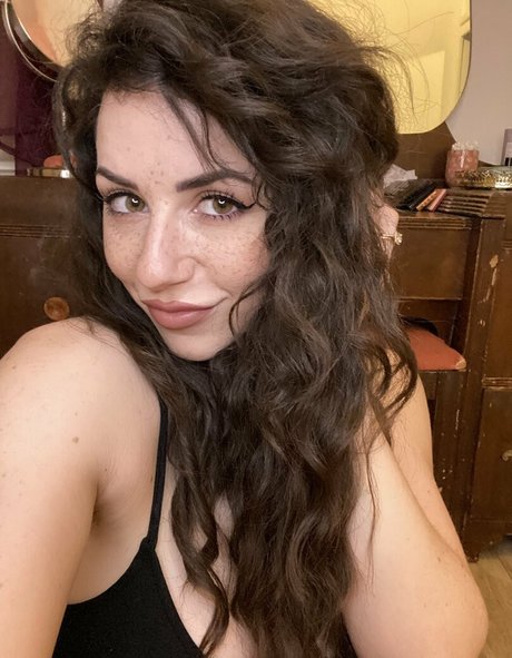 mamafiona1 hot star image