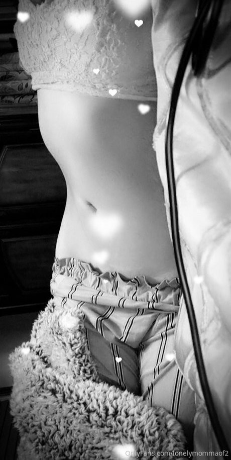 lonelymommaof2 art model image