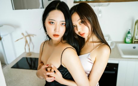 leeeee mona pornstar naked pictures