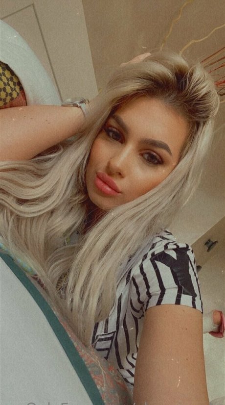 chessiecole model naked img