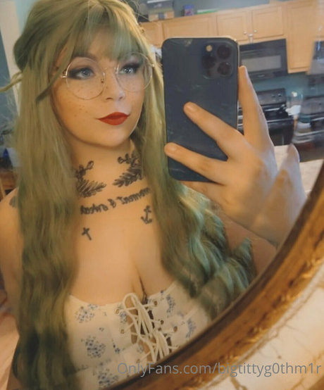 bigtittyg0thm1r model pornographic pics