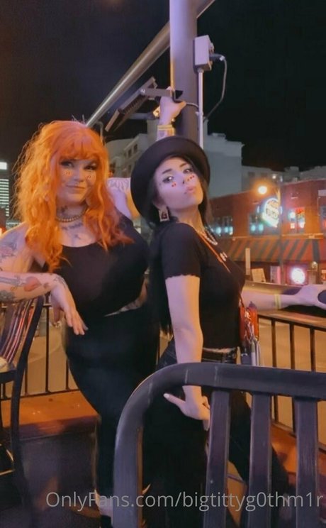 bigtittyg0thm1r adult model image