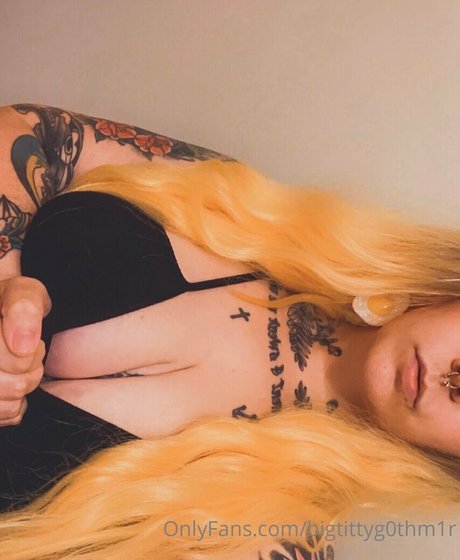 bigtittyg0thm1r model hd pic