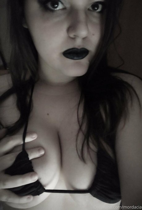 mordacia nude star img