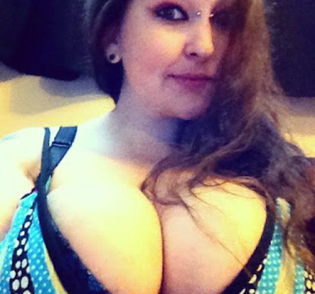 RainIsWet naked actress pics