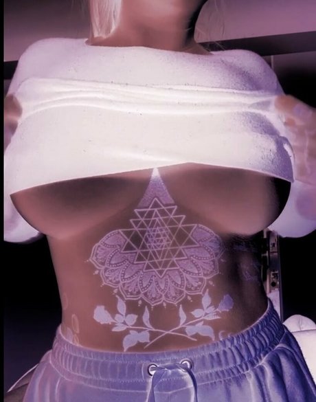 Cauuution model erotic photo