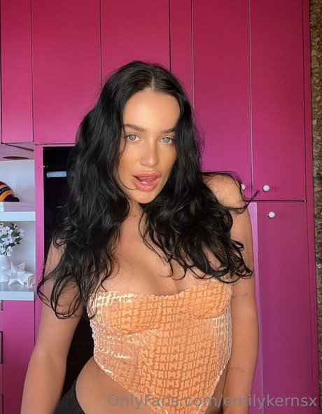 Emiemilykernsx pornographic model pic
