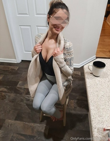 Tiny And Tan sexy actress photos