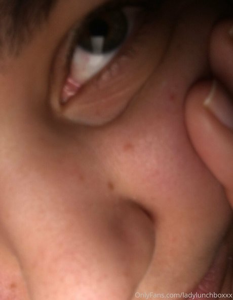 ladylunchboxxx adult model photo